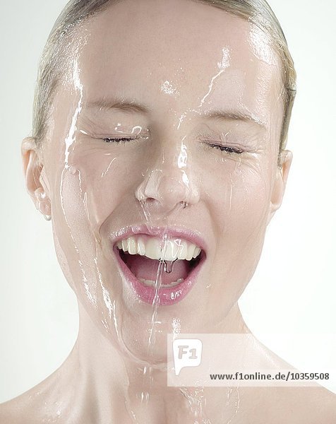 Frau mit nasser Haut