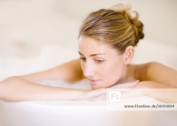 Frau entspannt sich in einer Badewanne