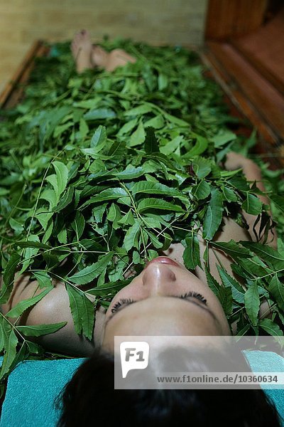 LKA  Sri Lanka : Siddhalepa Ayurveda Resort   body steam bath with fresh ayurvedic herbs. Bei Verwendung des Fotos ausserhalb journalistischer Zwecke bitte Ruecksprache mit dem Fotografen! No Modelrelease !