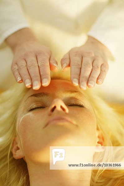 Weibliche Therapeutin beim Reiki