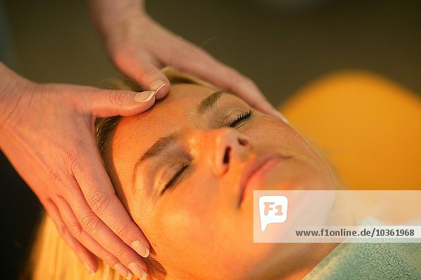 Weibliche Therapeutin beim Reiki