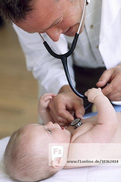 Baby und Arzt