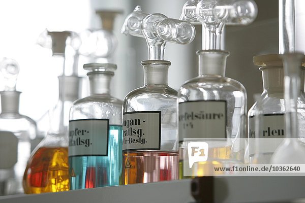 Flaschen  Apparate  Chemikalien in einem chemischen Labor