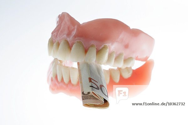 Zahnprothese  künstlicher Zahn. Symbolisches Foto  Kosten für Zahnersatz
