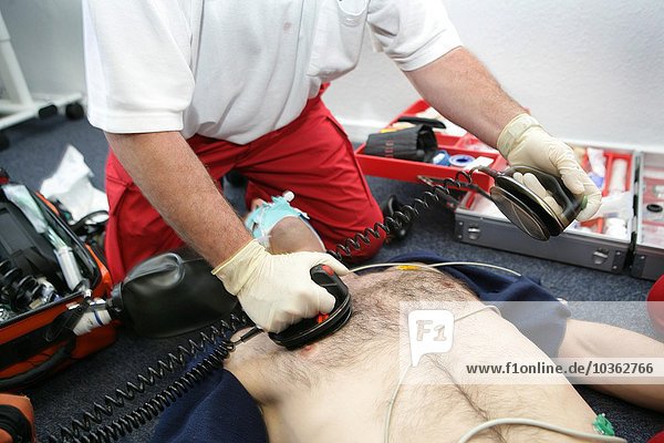 Rettung  Sanitäter in einer Privatwohnung  Wiederbelebungsversuch nach einem Herzstillstand. Trainingssituation