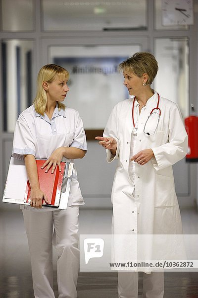 Ärztin in einem Krankenhaus. im Gespräch mit einer Krankenschwester