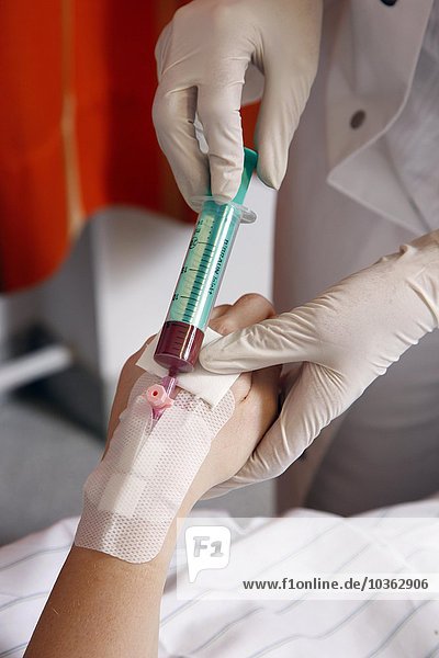 Krankenschwester bei der Entnahme einer Blutprobe von einem Patienten in einem Krankenhaus