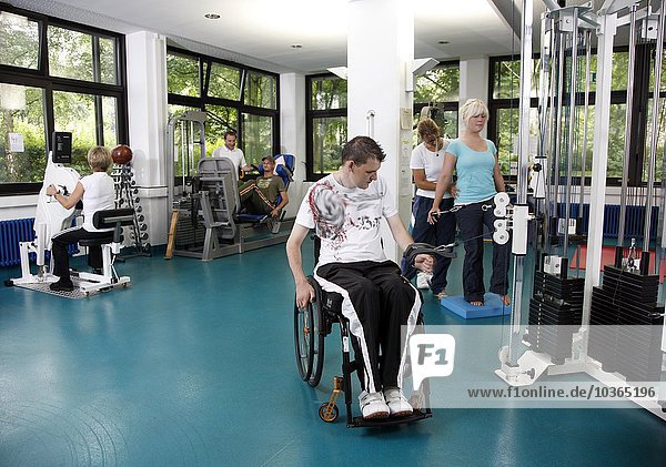 Patienten  die im Rahmen der Rehabilitation ein Training zum Muskelaufbau absolvieren