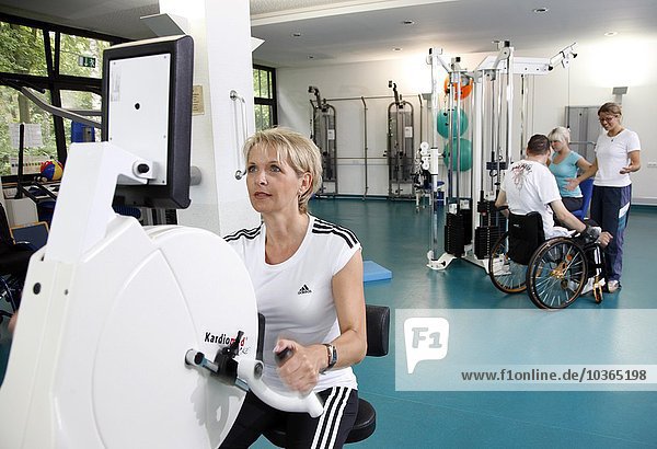 Patienten  die im Rahmen der Rehabilitation ein Training zum Muskelaufbau absolvieren