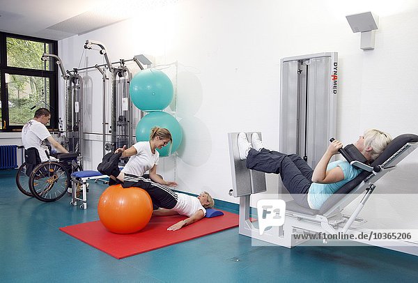 Patienten  die im Rahmen der Rehabilitation ein Training zum Muskelaufbau absolvieren