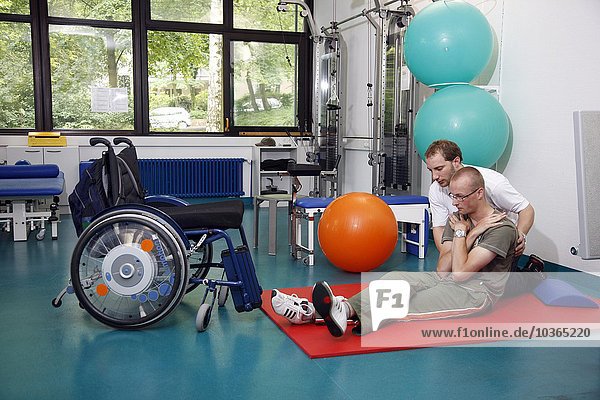 Patienten  die im Rahmen der Rehabilitation ein Training zum Muskelaufbau absolvieren