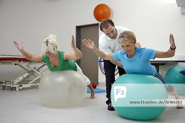 Patienten  die im Rahmen der Rehabilitation ein Training zum Muskelaufbau absolvieren