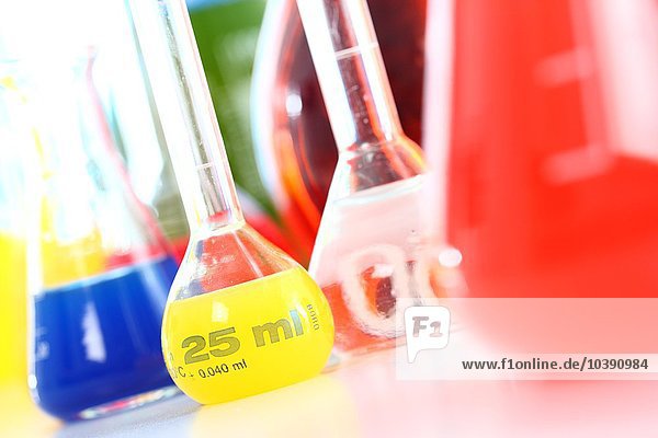 Chemielabor  verschiedene Glasumschläge mit verschiedenen Flüssigkeiten  Chemikalien  in verschiedenen Farben.