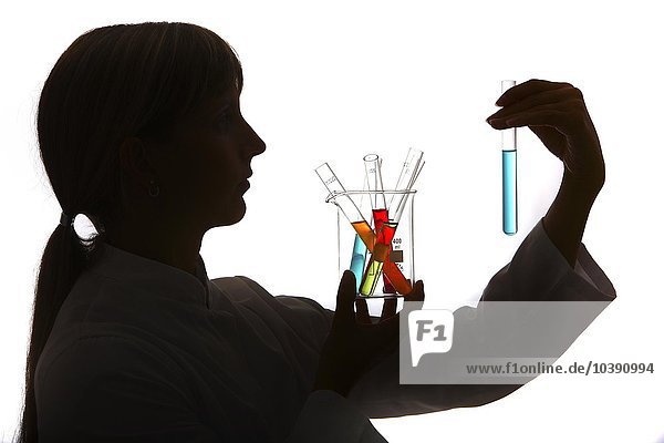 Chemielabor  Laborant während der Arbeit. Chemie Symbol Foto.