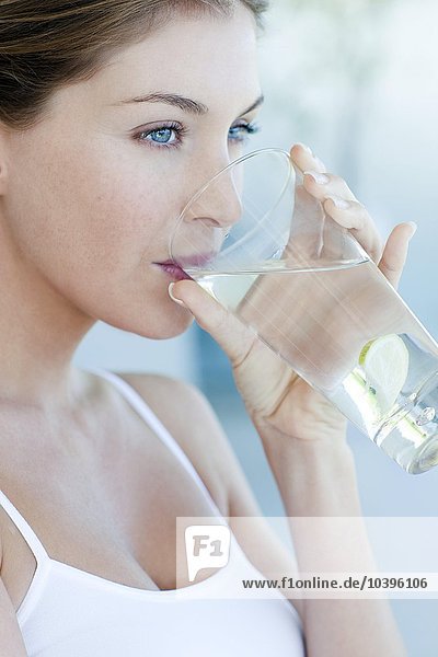 Frau trinkt Wasser mit Kalk