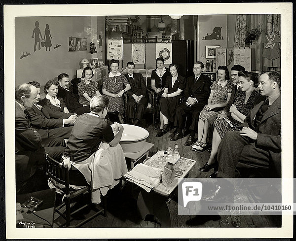 Byron Company (ca. 1890-1942) Eine Gruppe von Paaren bei einem Kurs über Kinderbetreuung im Maternity Consultation Service 1359 York Avenue  New York  1941 (Silbergelatineabzug)