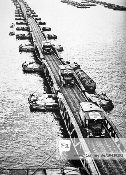 Englischer Fotograf  (20. Jahrhundert) Krankenwagen der alliierten Landungstruppen  die einen über den Kanal geschleppten Pier des künstlichen Hafens von Mulberry benutzen  6. Juni 1944 (s/w-Foto)