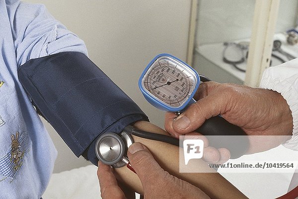 Arzt misst den Blutdruck mit einem manuellen Sphygmomanometer