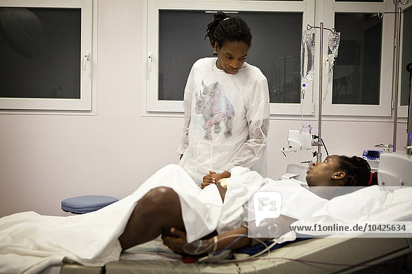 Fotoessay in der Entbindungsstation des Krankenhauses Saint Maurice in Frankreich. Mit Zwillingen schwangere Frau auf der Entbindungsstation.