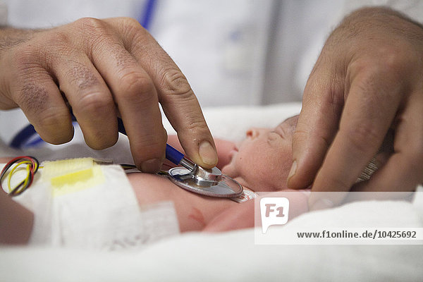 Fotoessay in der Entbindungsstation des Krankenhauses Saint Maurice in Frankreich. Geburt von frühgeborenen Zwillingen. Nach der Entbindung werden die Zwillinge in der Abteilung für Neonatologie untergebracht.