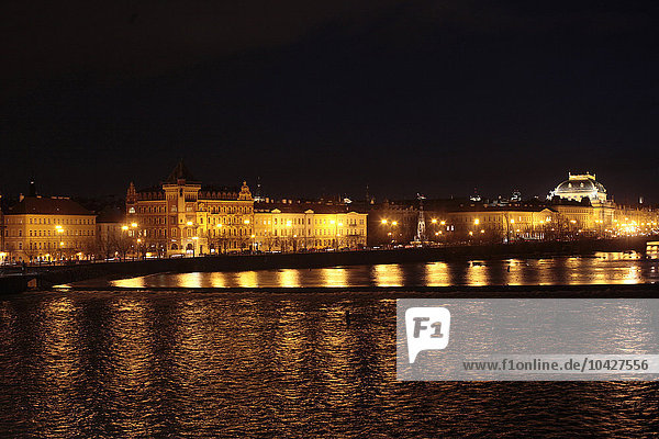 Die Moldau und die Prager Altstadt bei Nacht.