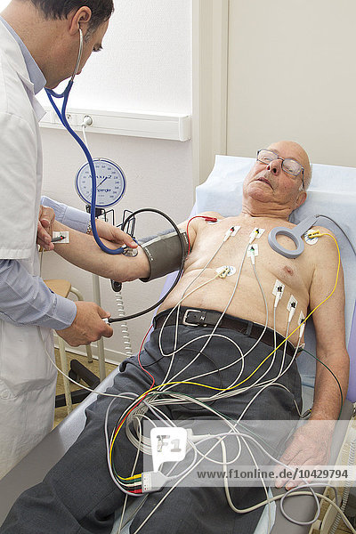 Klinische Forschung im GHICL. Kardiologische Abteilung im Krankenhaus St. Vincent de Paul in Lille  Frankreich. EKG (Elektrokardiogramm) und Schrittmacherdatenüberwachung bei einem älteren Patienten.