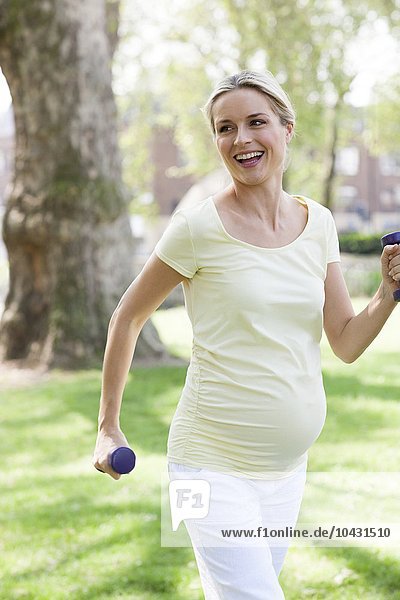MODELL FREIGEGEBEN. Schwangere Frau beim Sport. Sie ist im 8. Monat schwanger.