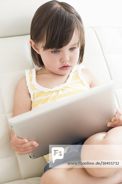 MODELL FREIGEGEBEN. Kleinkind mit einem Tablet-Computer.