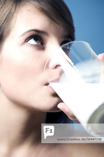 junge Frau trinkt Milch