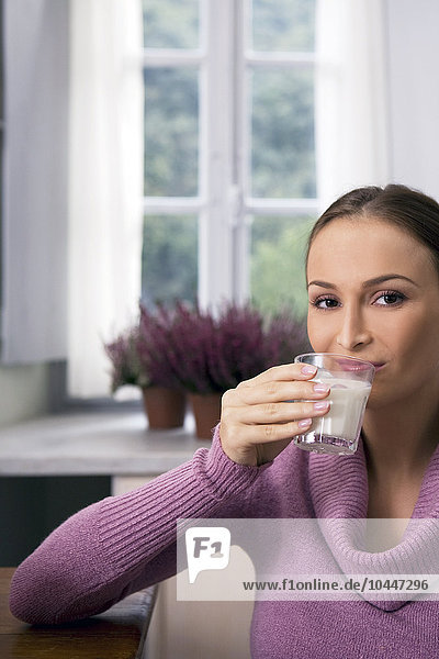 Frau hält ein Glas Milch