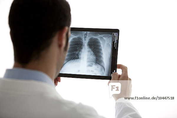 Arzt sieht sich Röntgenbilder an