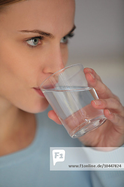 junge Frau trinkt Wasser