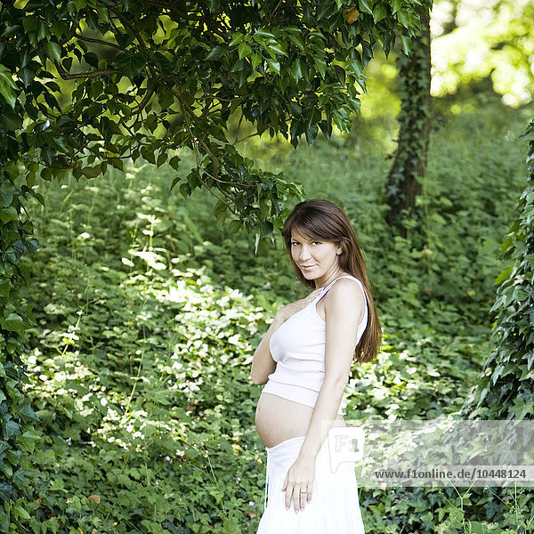 schwangere Frau in einem Park