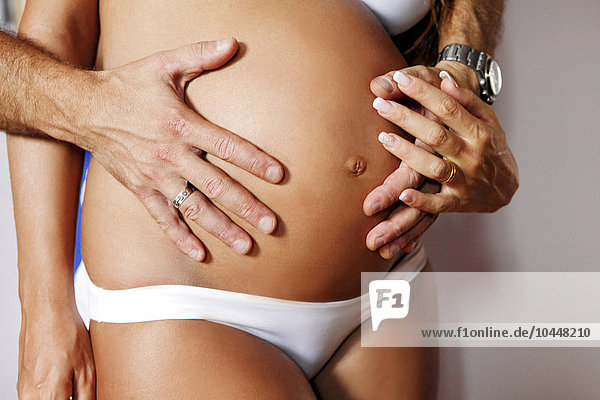 Paar schwangere Hände