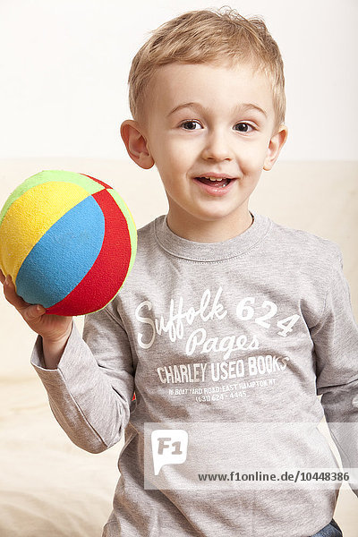 Kind spielt mit Ball
