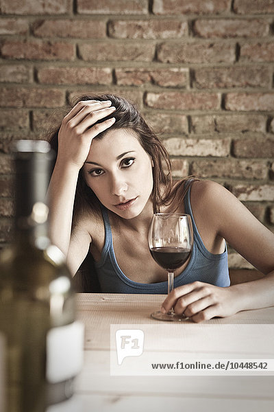 depressive Frau  Glas Wein