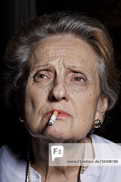 ältere Frau beim Rauchen