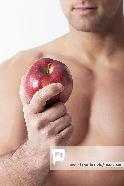 Mann nimmt einen roten Apfel