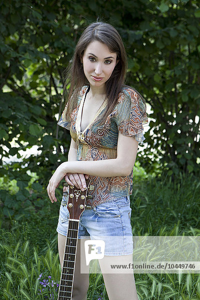 junge Frau mit Gitarre