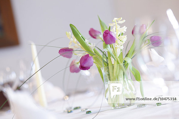 Tulpen in einer Vase auf einem Tisch