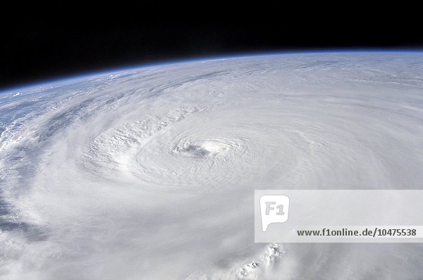 Hurrikan Ivan. Das Auge des Hurrikans Ivan  als Ivan am 13. September 2004 über die westliche Halbinsel Kubas zog (nicht zu sehen). Hurrikane sind riesige rotierende Sturmsysteme  die Windgeschwindigkeiten von über 240 Stundenkilometern erreichen können. Das Auge eines Hurrikans ist jedoch ein ruhiges  wolkenfreies Gebiet mit einem Durchmesser von 32 bis 64 km. Zum Zeitpunkt der Aufnahme dieses Bildes war Ivan als Hurrikan der Kategorie 5 eingestuft  der schwersten Kategorie. Er verursachte Winde von 260 Kilometern pro Stunde. Das Bild wurde von der Internationalen Raumstation (ISS) aus einer Höhe von 370 Kilometern aufgenommen Hurrikan Ivan