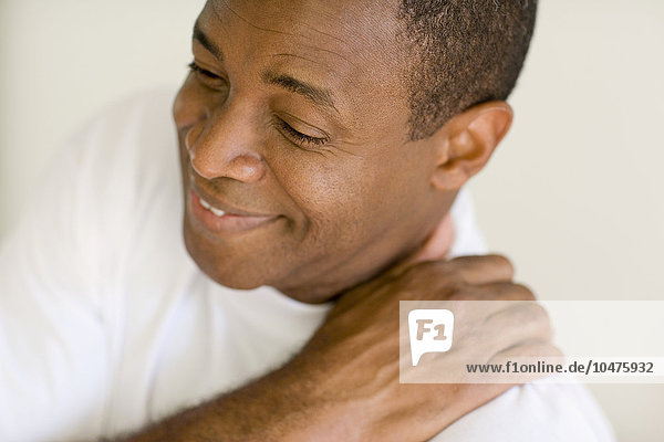 MODELL FREIGEGEBEN. Nackenschmerzen. Ein Mann hält sich den schmerzenden Nacken. Nackenschmerzen können aus einer Vielzahl von Gründen entstehen  von Fehlhaltungen bis hin zum Schleudertrauma (plötzliches Ruckeln des Nackens). Ein großer Teil der Nackenschmerzen hat jedoch keine erkennbare Ursache  ist aber nicht ernsthaft besorgniserregend.