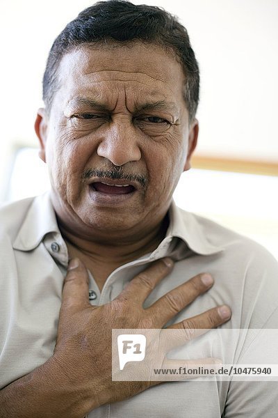 MODELL FREIGELASSEN. Schmerzen in der Brust. Ein Mann leidet unter Schmerzen in seiner Brust. Dies kann auf eine Angina pectoris oder einen Herzinfarkt zurückzuführen sein Schmerzen in der Brust