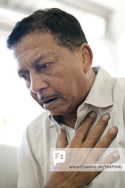MODELL FREIGELASSEN. Schmerzen in der Brust. Ein Mann leidet unter Schmerzen in seiner Brust. Dies kann auf eine Angina pectoris oder einen Herzinfarkt zurückzuführen sein. Brustschmerzen