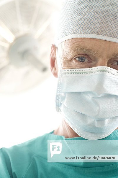 MODELL FREIGEGEBEN. Chirurg in einem Operationssaal  Chirurg