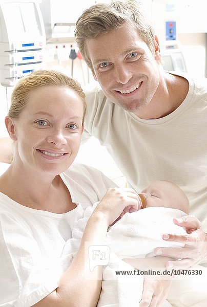 Krankenzimmer Neugeborenes neugeboren Neugeborene Menschlicher Vater Menschliche Eltern halten Schwangerschaft Mutter - Mensch Baby
