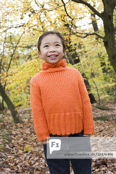 MODELL FREIGEGEBEN. Lächelndes Mädchen in einem Wald im Herbst Lächelndes Mädchen in einem Wald