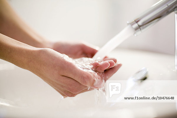 MODELL FREIGEGEBEN. Händewaschen unter fließendem Wasser aus dem Wasserhahn. Dies kann dazu beitragen  die Übertragung von Bakterien zu verhindern  die durch das Berühren kontaminierter Gegenstände mit den Händen und das anschließende Berühren der Augen und des Mundes - Bereiche  die für bakterielle Infektionen empfindlich sind - entstehen können. Händewaschen