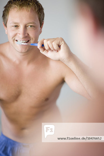 MODELL FREIGEGEBEN. Zähne putzen. Regelmäßiges Zähneputzen mit einer Zahnbürste entfernt Plaque und Speisereste von den Zähnen. Die Verwendung einer fluoridhaltigen Zahnpasta beugt Karies vor. Zähneputzen