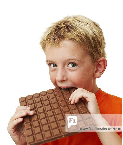 Junge isst Schokolade